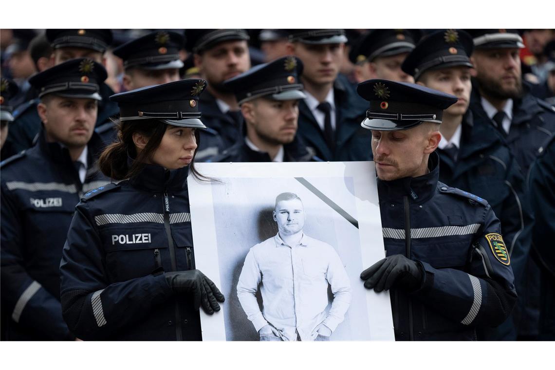 Bei einem Gedenkgottesdienst hatten Polizisten und Polizistinnen ihres getöteten Kollegen gedacht. (Archivbild)
