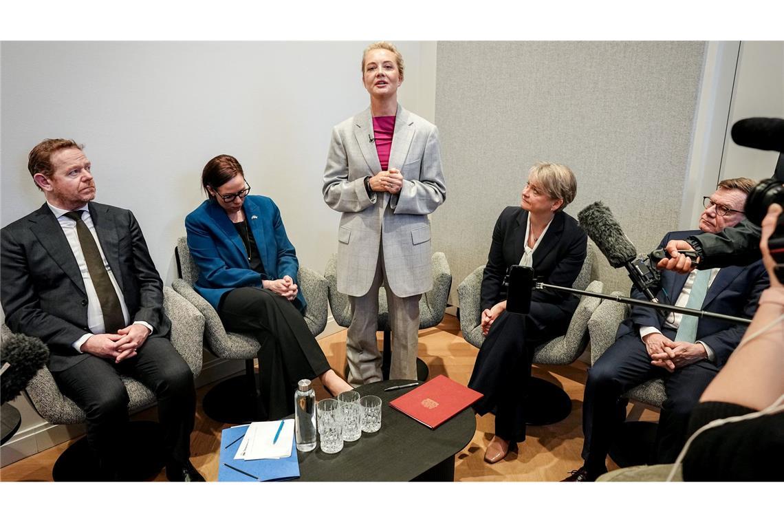 Bei einem gemeinsamen Auftritt am Rande der Münchner Sicherheitskonferenz präsentieren Außenminister Johann Wadephul und mehrere Kolleginnen und Kollegen gemeinsam mit Nawalny-Witwe Julia neue Erkenntnis zum Tod des Kremlkritikers