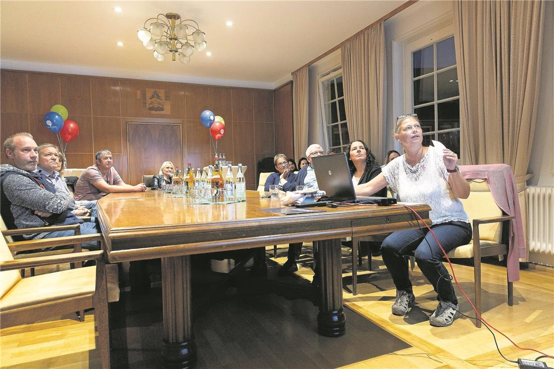 Murrhardts Online-Marktplatz startet Bei einem gemeinsamen Treffen mit den Teilnehmern des lokalen Online-Marktplatzes erläutert Elke Kleinknecht (rechts), wie es mit den Arbeiten vorangeht. Foto. J. Fiedler