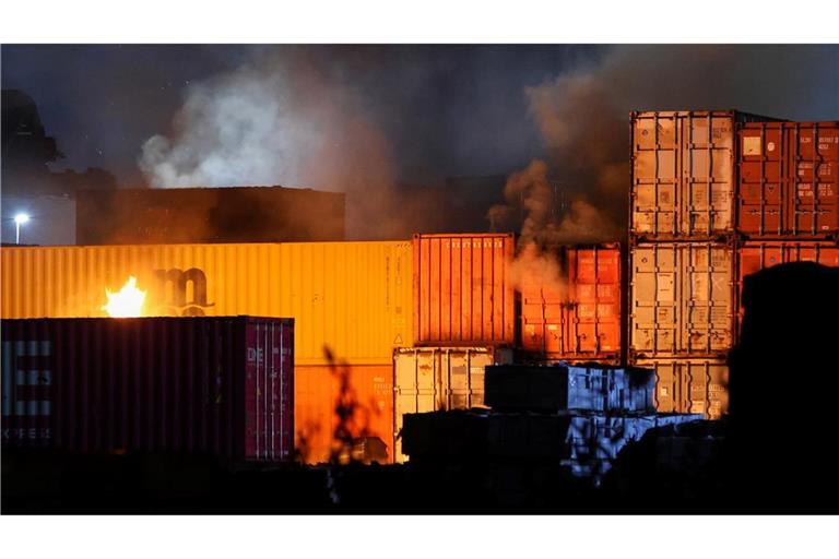 Bei einem Großbrand in einer Lagerhalle im Hamburger Hafen kam es zu einem gefährlichen Feuerwehreinsatz.