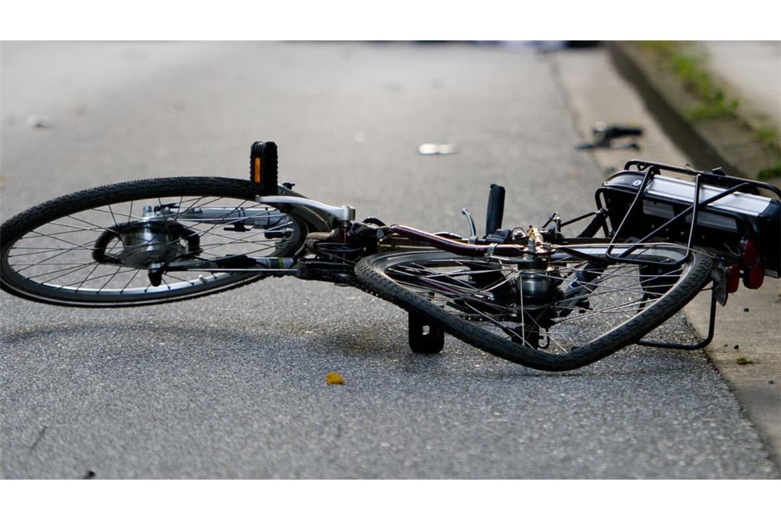 Bei einem heftigen Unfall zwischen einem Fahrrad und einem Auto, ist ein Mann gestorben. (Symbolbild)