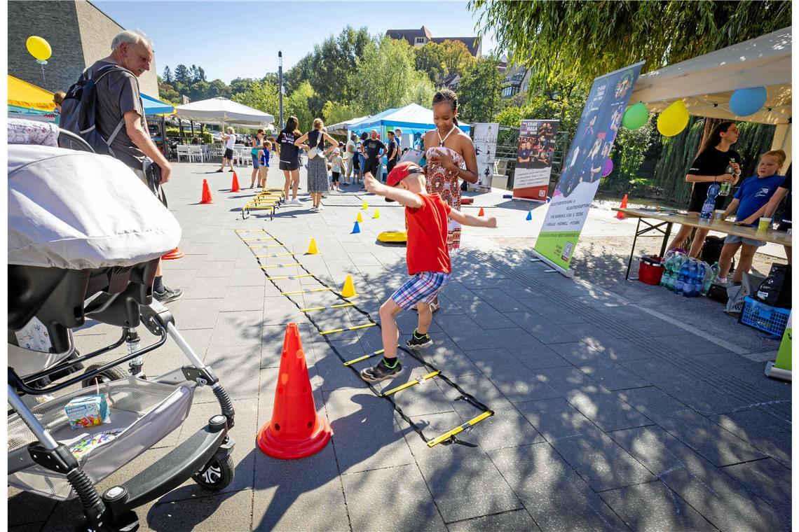Backnanger Kinderfest: Die Innenstadt wird zum Spielplatz Bei einem Hindernisparcours aus Koordinationsleiter und Sprüngen beweisen die Kinder Geschicklichkeit.