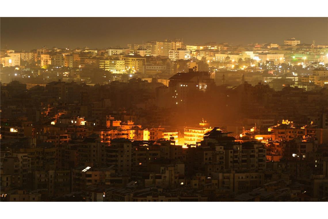 Bei einem israelischen Angriff auf ein Gebäude in Dahieh, den Vororten im Süden von Beirut, ist eine Explosion zu sehen.