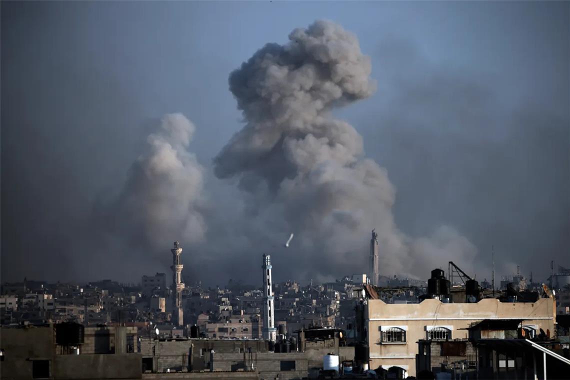Netanjahu warnt Einwohner der Stadt Gaza: „verschwinden Sie" Bei einem israelischen Luftangriff auf ein Haus in der Stadt Chan Junis im Süden des Gazastreifens sind einem Bericht zufolge zehn Menschen gestorben. Das UN-Menschenrechtsbüro sieht nach eigenen Angaben Anzeichen, dass Israel das Leben der Palästinenser im Gazastreifen unmöglich machen will.
(Archivbild)