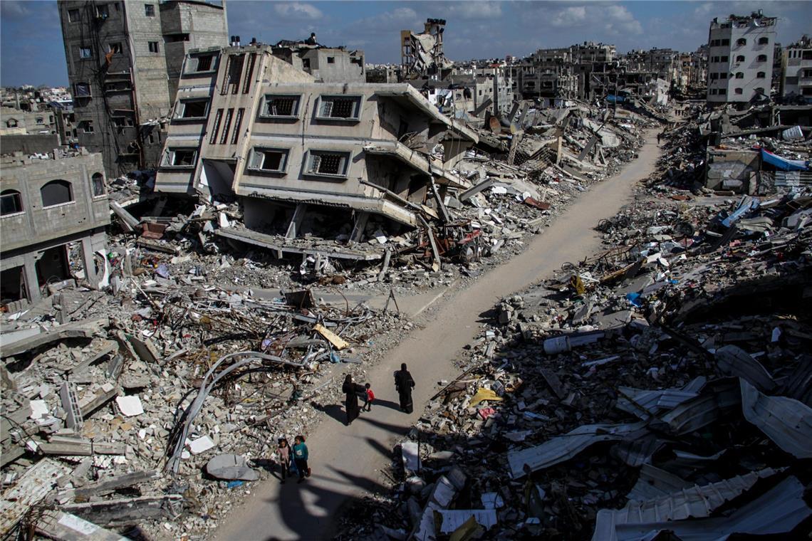 Israels Armee erklärt weitere Hamas-Geisel für tot Bei einem israelischen Luftangriff im Norden des Gazastreifens sind dutzende Menschen getötet worden.