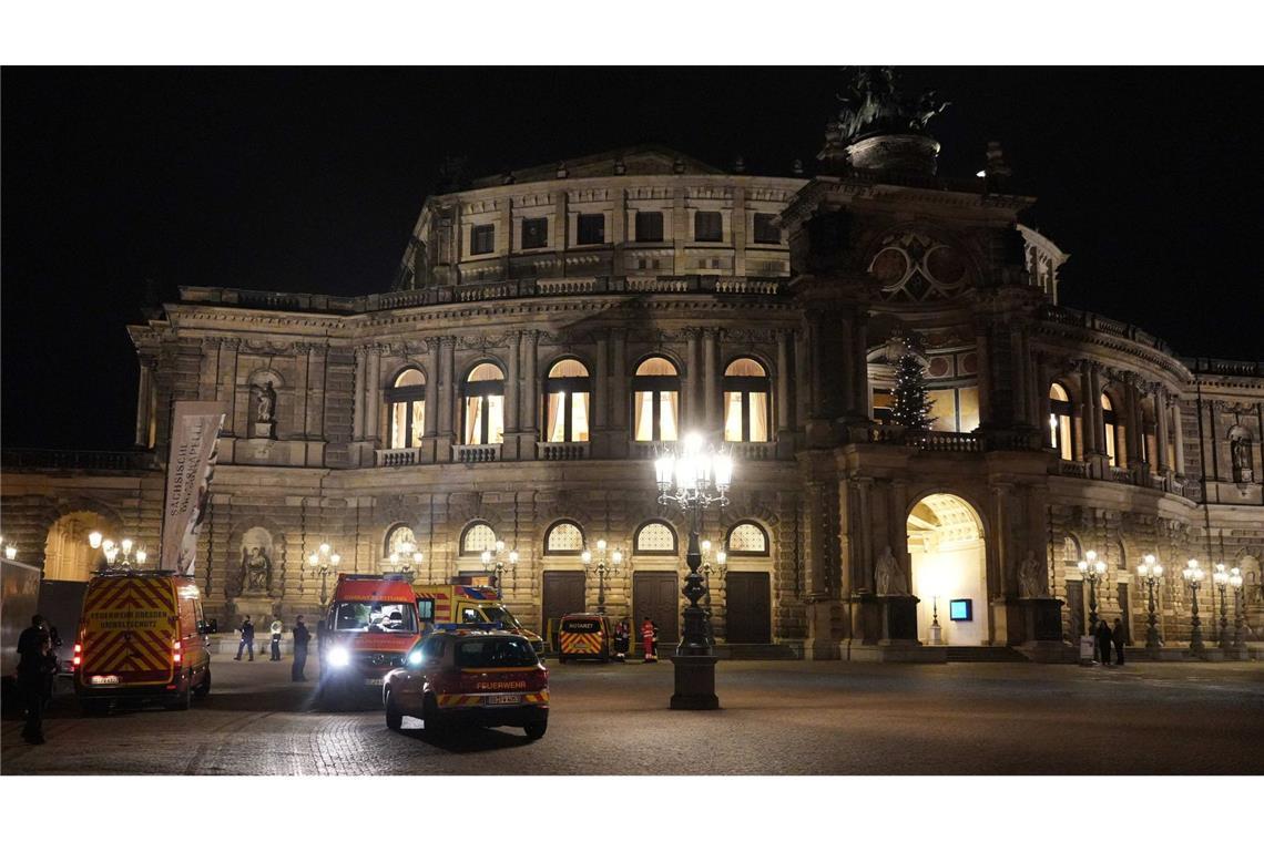 Besucher und Einsatzkräfte klagen über Übelkeit und Schwindel Bei einem Konzert in der Semperoper in Dresden haben mehrere Besucher über Unwohlsein, Kreislaufprobleme und Atemwegsreizungen geklagt.
