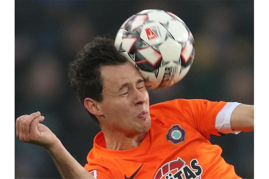 Verbot von Kopfballtraining bei Kindern? - Beweise gefordert Bei einem Kopfball wirken große Kräfte. Foto: Friso Gentsch/dpa