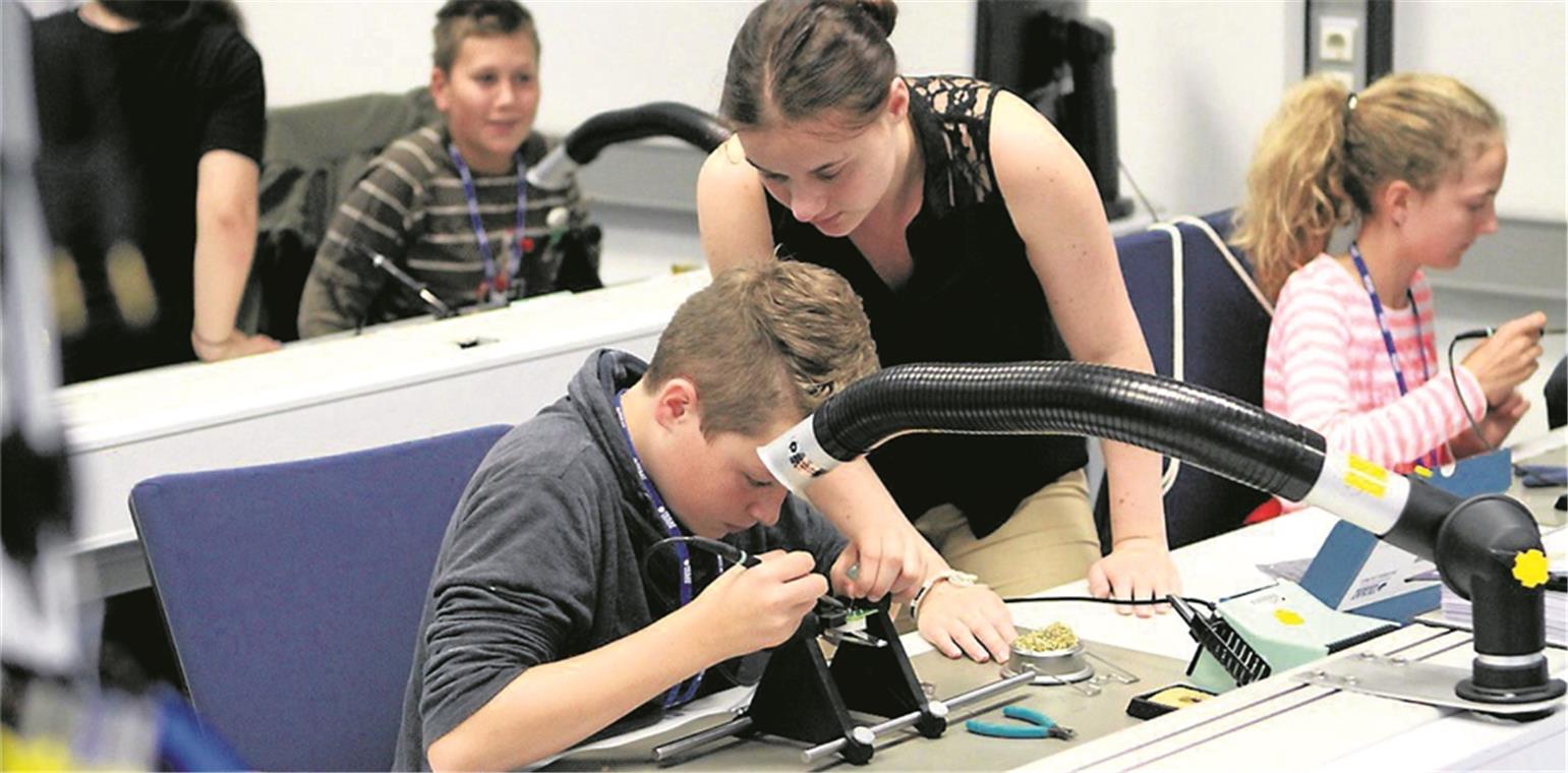 Bei einem Kurs für Kinder in den Ferien gehörte auch Löten dazu. Genauigkeit bis ins allerkleinste Detail ist unerlässlich, was die Mikrotechnologen von Tesat-Spacecom nur zu gut wissen.