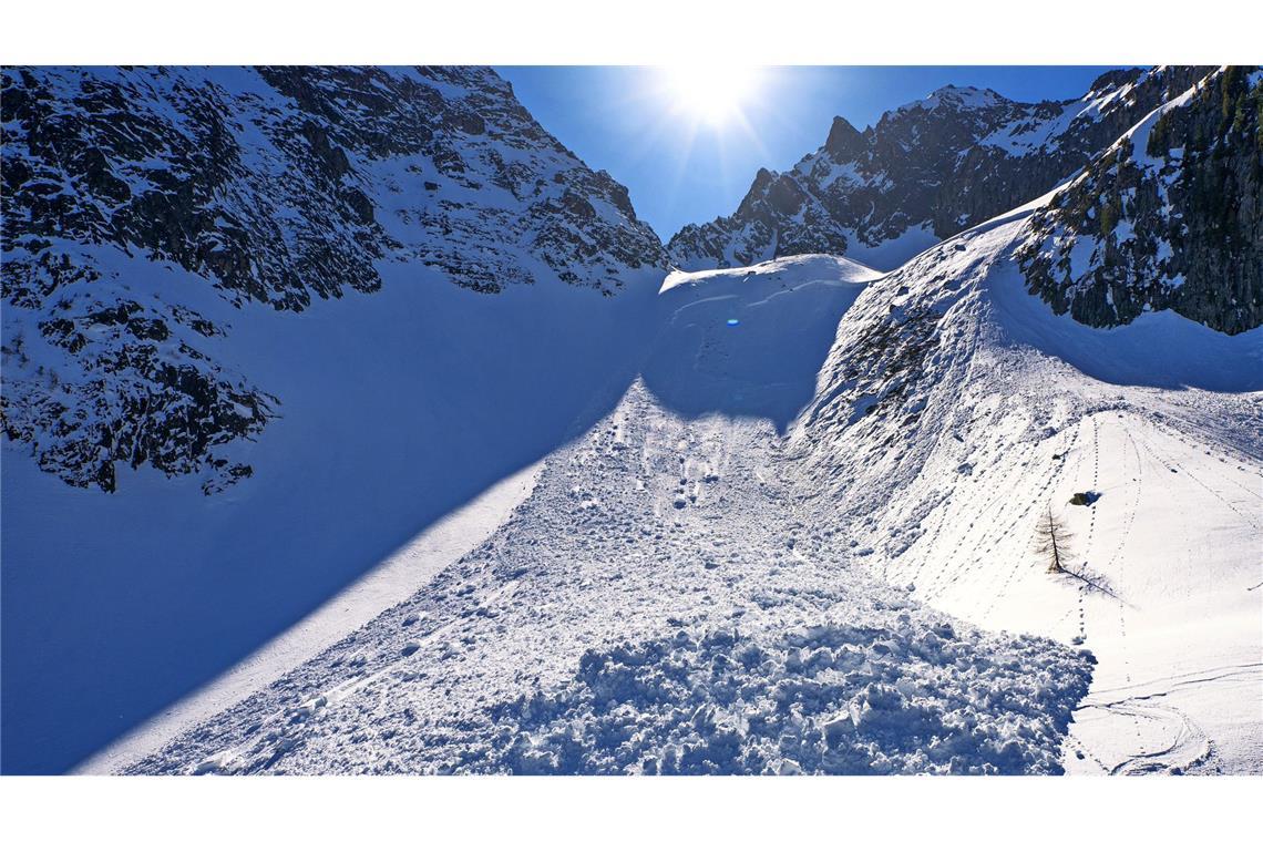 Bei einem Lawinenabgang in Norditalien ist ein Tourengeher ums Leben gekommen (Symbolbild).