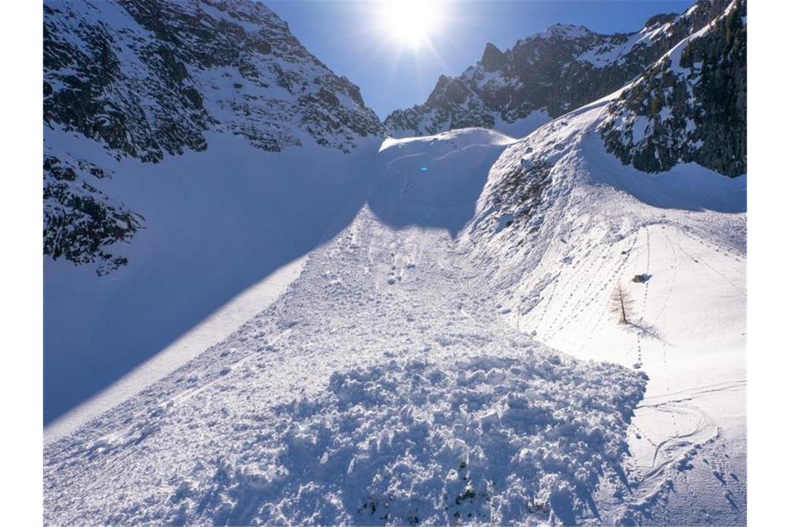 Bei einem Lawinenunglück in Österreich sind drei Menschen gestorben. Foto: Maxime Schmid/KEYSTONE/dpa/Symbolbild