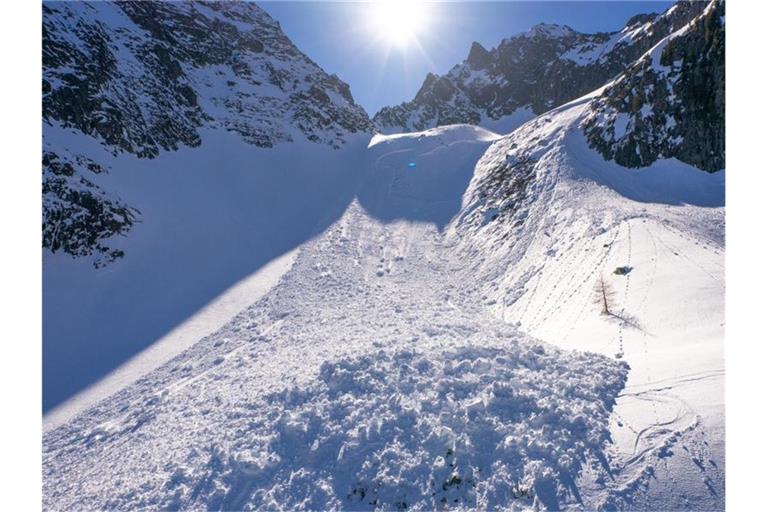 Bei einem Lawinenunglück in Österreich sind drei Menschen gestorben. Foto: Maxime Schmid/KEYSTONE/dpa/Symbolbild