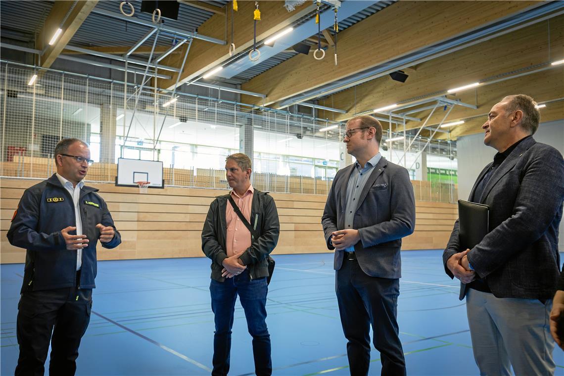 Bei einem mehrtägigen Stromausfall wird die Murrtal-Arena zum Notfallstützpunkt. Steffen Hoffmann (von links) vom THW tauscht sich mit Blaulichtorganisationen und der Verwaltung um Lars Kaltenleitner, Maximilian Friedrich und Stefan Setzer dazu aus. Foto: Alexander Becher
