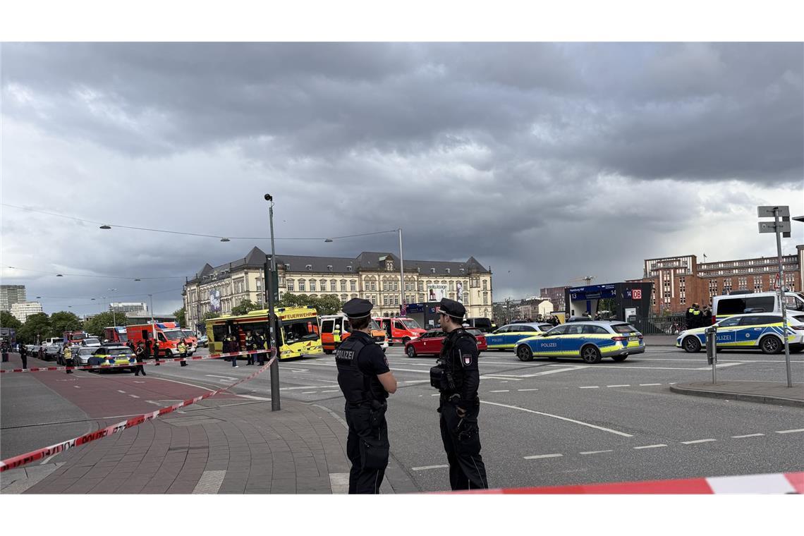 17 Verletzte – keine Anzeichen auf politisches Motiv Bei einem Messerangriff im Hamburger Hauptbahnhof sind mehrere Menschen schwer verletzt worden.