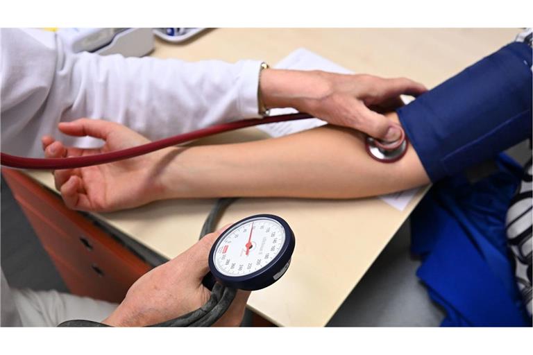 Bei einem Patienten wird der Blutdruck gemessen.