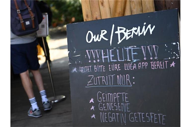 Bei einem Pilotprojekt sollen sechs Clubs ein Wochenende lang öffnen - ohne Maske und Abstand, dafür mit PCR-Tests für die feiernden Menschen. Foto: Britta Pedersen/dpa-Zentralbild/dpa