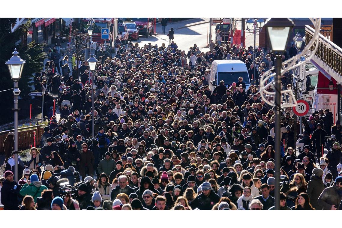 Bei einem Schweigemarsch in Crans-Montana wird an die jungen Opfer der Katastrophe erinnert.