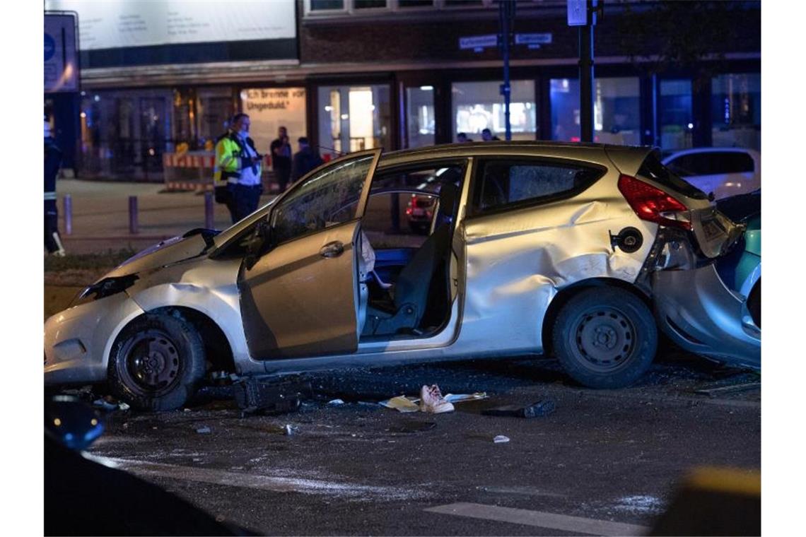 Bei einem schweren Unfall auf dem Berliner Ku'damm wurden zwei Frauen schwer verletzt. Foto: Paul Zinken/dpa