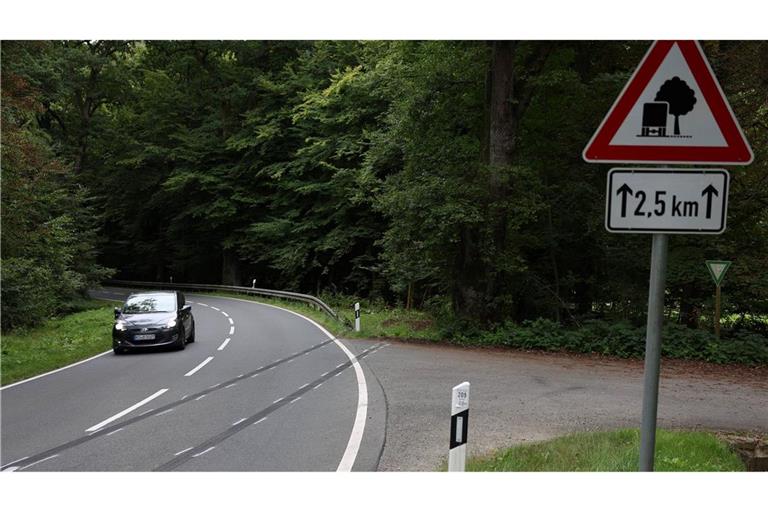 Bei einem schweren Verkehrsunfall im Norden Hessens bei Kassel sind in der Nacht vier Menschen ums Leben gekommen.