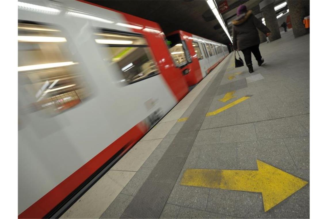 Streit eskaliert: Mann in Nürnberg vor U-Bahn gestoßen