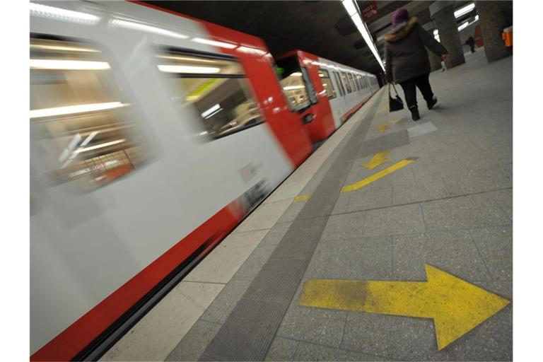 Bei einem Streit auf einem Bahnsteig ist ein Mann am Nürnberger Hauptbahnhof vor eine einfahrende U-Bahn gestoßen worden. Foto: David-Wolfgang Ebener/dpa/Archiv