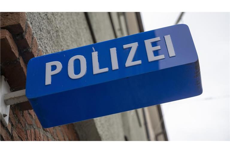 Bei einem Streit in einer Gruppe Feiernder über die Verteilung des Biers ist es zu einem großen Polizeieinsatz gekommen (Symbolbild).