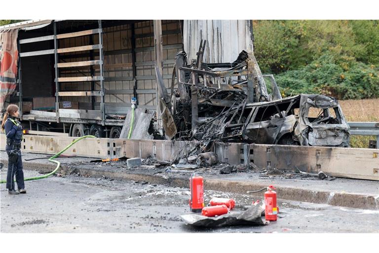 Bei einem Unfall auf der A59 bei Köln ist ein Mensch gestorben.