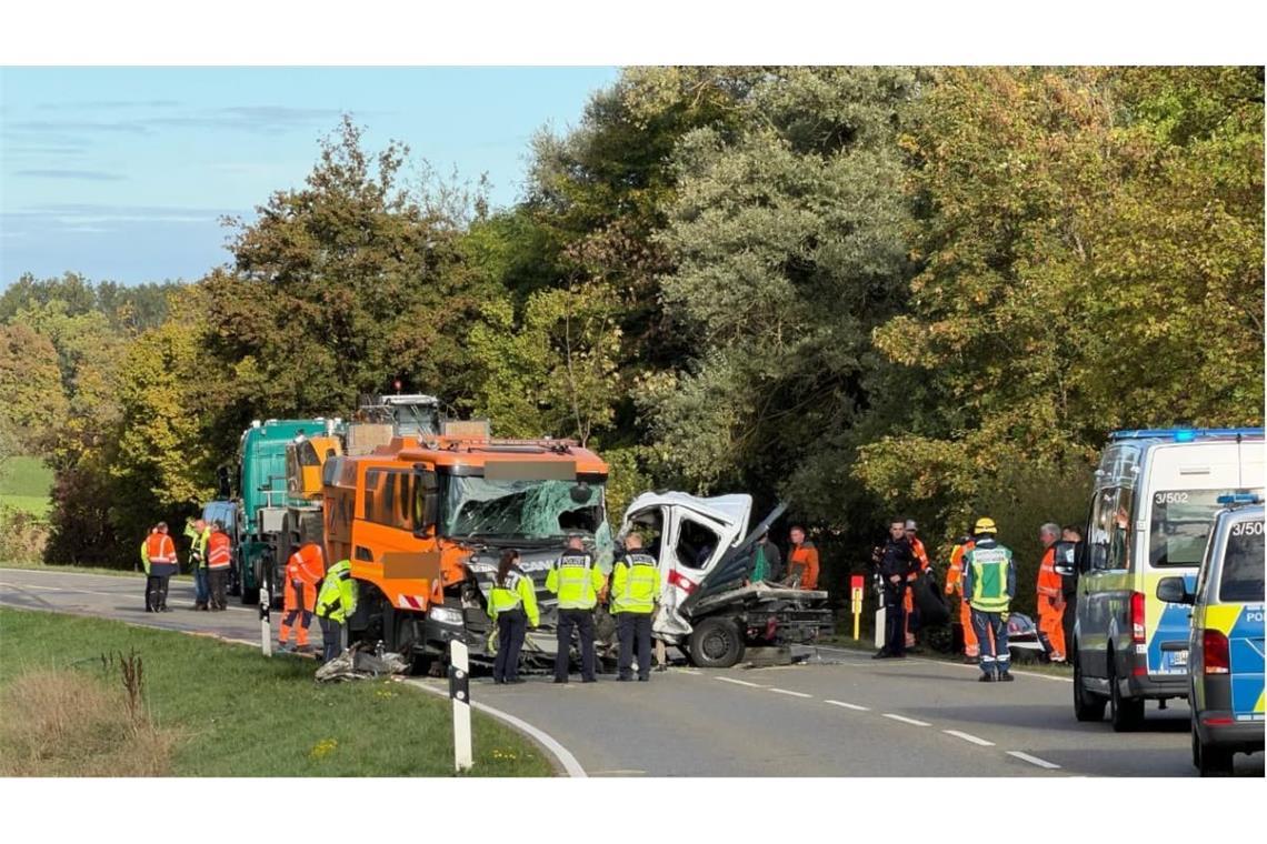 Bei einem Unfall auf der B463 bei Haigerloch sind mehrere Personen schwer verletzt worden.