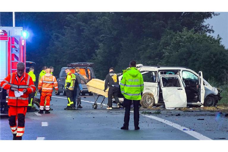 Bei einem Unfall eines Kleinbusses auf der Autobahn 48 bei Koblenz sind in der Nacht drei Menschen tödlich verletzt worden.