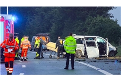 Bei einem Unfall eines Kleinbusses auf der Autobahn 48 bei Koblenz sind in der Nacht drei Menschen tödlich verletzt worden.