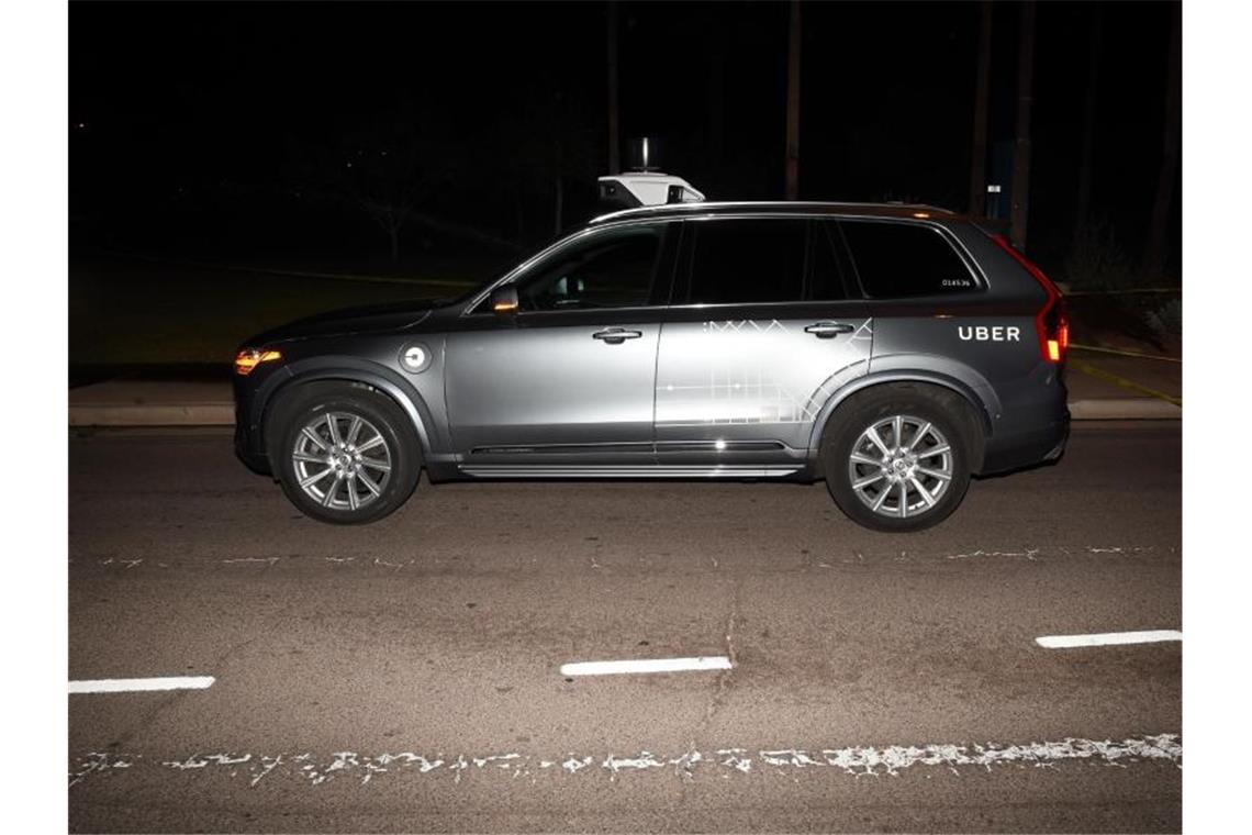 Unfallermittler wollen mehr Regeln für Roboterwagen Bei einem Unfall im März 2018 hatte ein vom Computer gesteuerter Uber-Testwagen in der Stadt Tempe im Bundesstaat Arizona eine Frau getötet, die ein Fahrrad über eine mehrspurige Straße geschoben hatte. Foto: Uncredited/Tempe Police Department/dpa