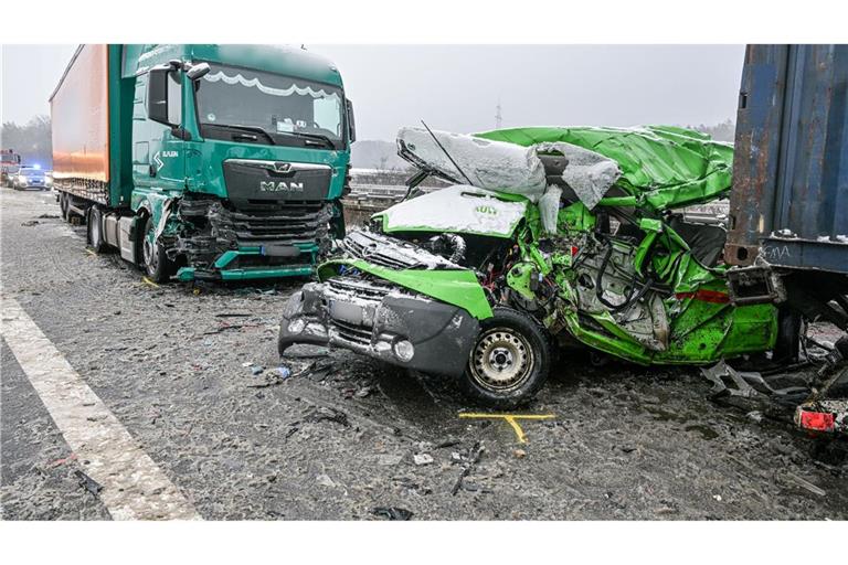 Bei einem Unfall in Bayern sterben mindestens drei Menschen.