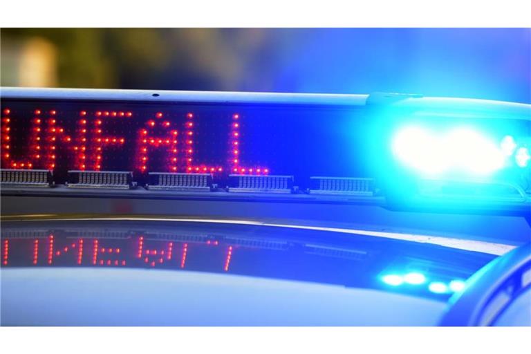 Bei einem Unfall in heidenheim ist das Auto eines 19-Jährigen in Flammen aufgegangen, nachdem er betrunken gefahren und zweimal gegen Bäume gekracht war. (Symbolbild)
