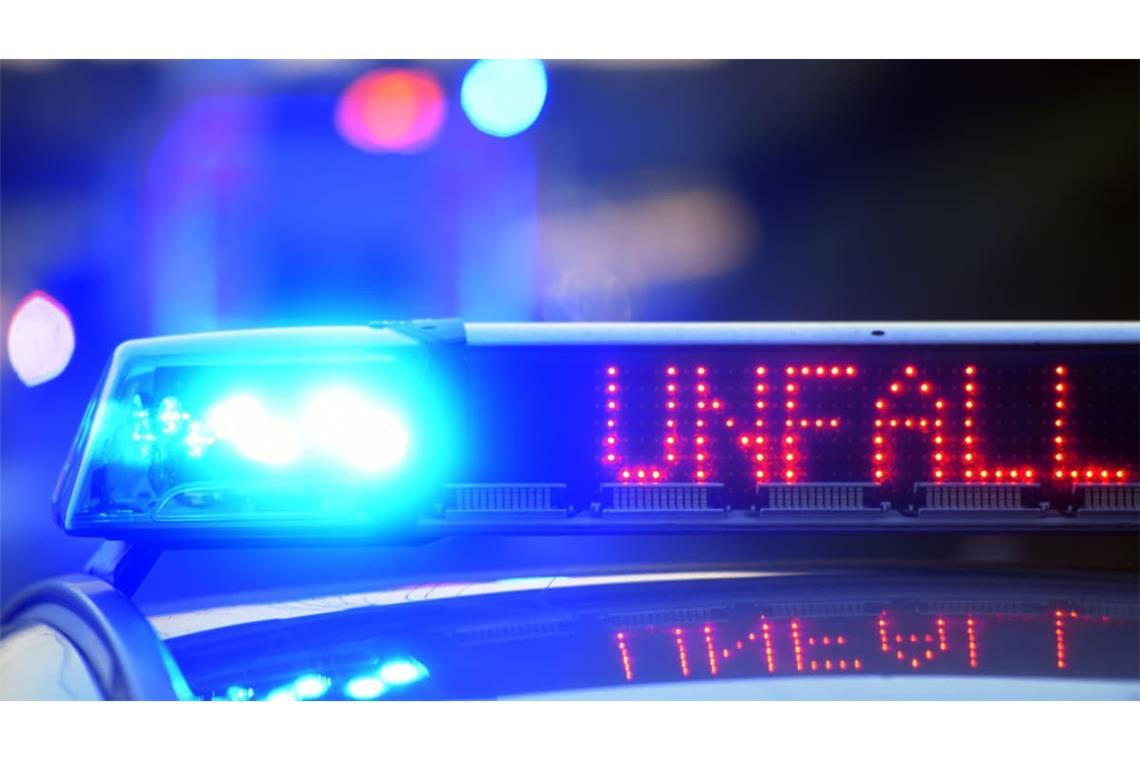Bei einem UNfall mit mehreren beteiligten Fahrzeugen in Bayern sind drei Frauen verletzt worden. Der Unfallverursacher jedoch flüchtete. (Symbolbild)
