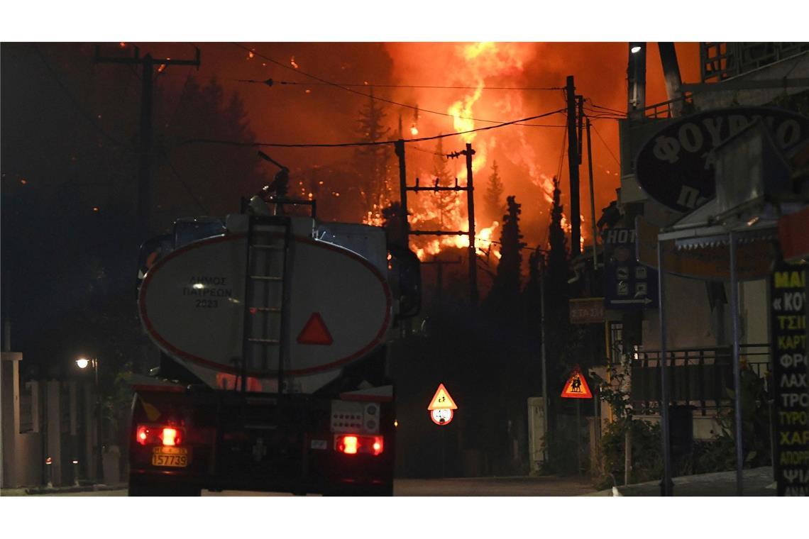 Bei einem Waldbrand im Dorf Kaminia in der Nähe von Patras in Griechenland schlagen Flammen aus einem Wald.