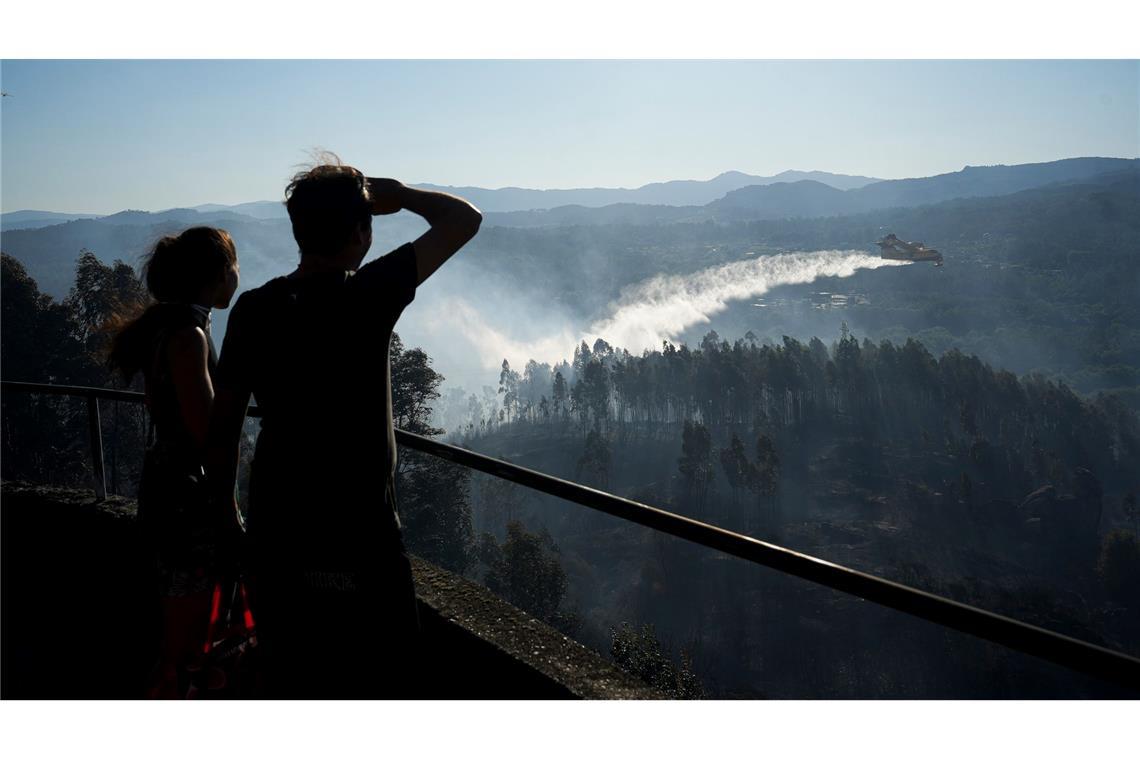 Großeinsatz gegen Waldbrand westlich von Madrid Bei einem Waldbrand westlich von Madrid waren Löschflugzeuge und -hubschrauber wie hier bei einem Feuer Ende Juli im Norden Spaniens im Einsatz. (Archivbild)