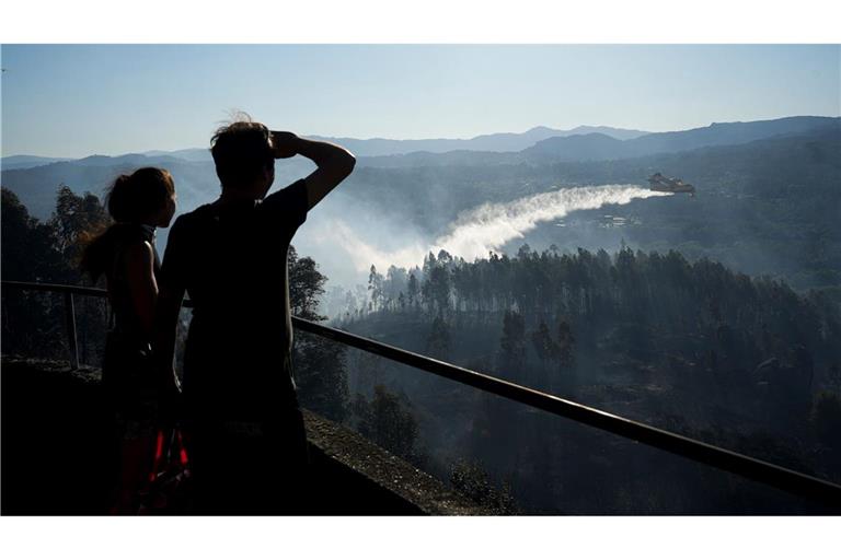 Bei einem Waldbrand westlich von Madrid waren Löschflugzeuge und -hubschrauber wie hier bei einem Feuer Ende Juli im Norden Spaniens im Einsatz. (Archivbild)
