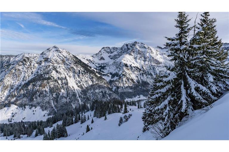 Bei einem Wanderausflug in der Nähe von Oberstdorf ist ein 60-Jähriger tödlich verunglückt. (Symbolbild)