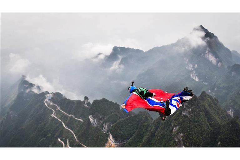 Bei einem Wingsuit-Sprung in Österreich sind zwei Frauen schwer verletzt worden (Symbolfoto).