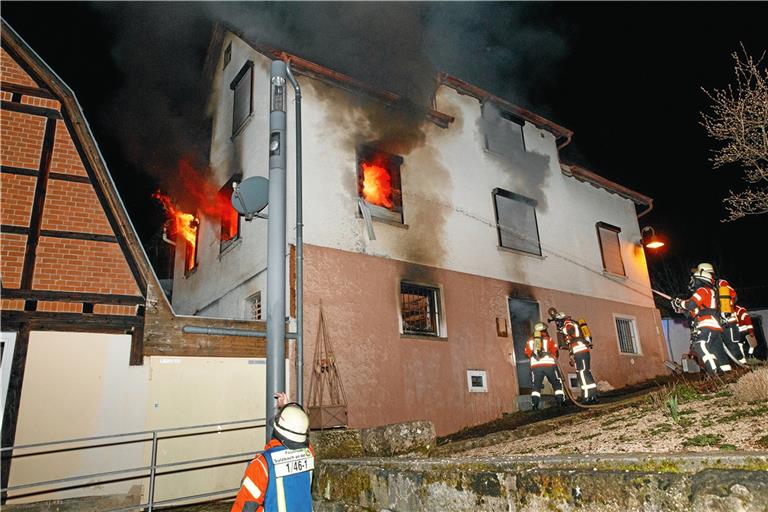 Bei einem Wohnhausbrand am frühen Dienstagmorgen musste eine Person verletzt aus dem Gebäude gerettet werden. Foto: Jörg Fiedler