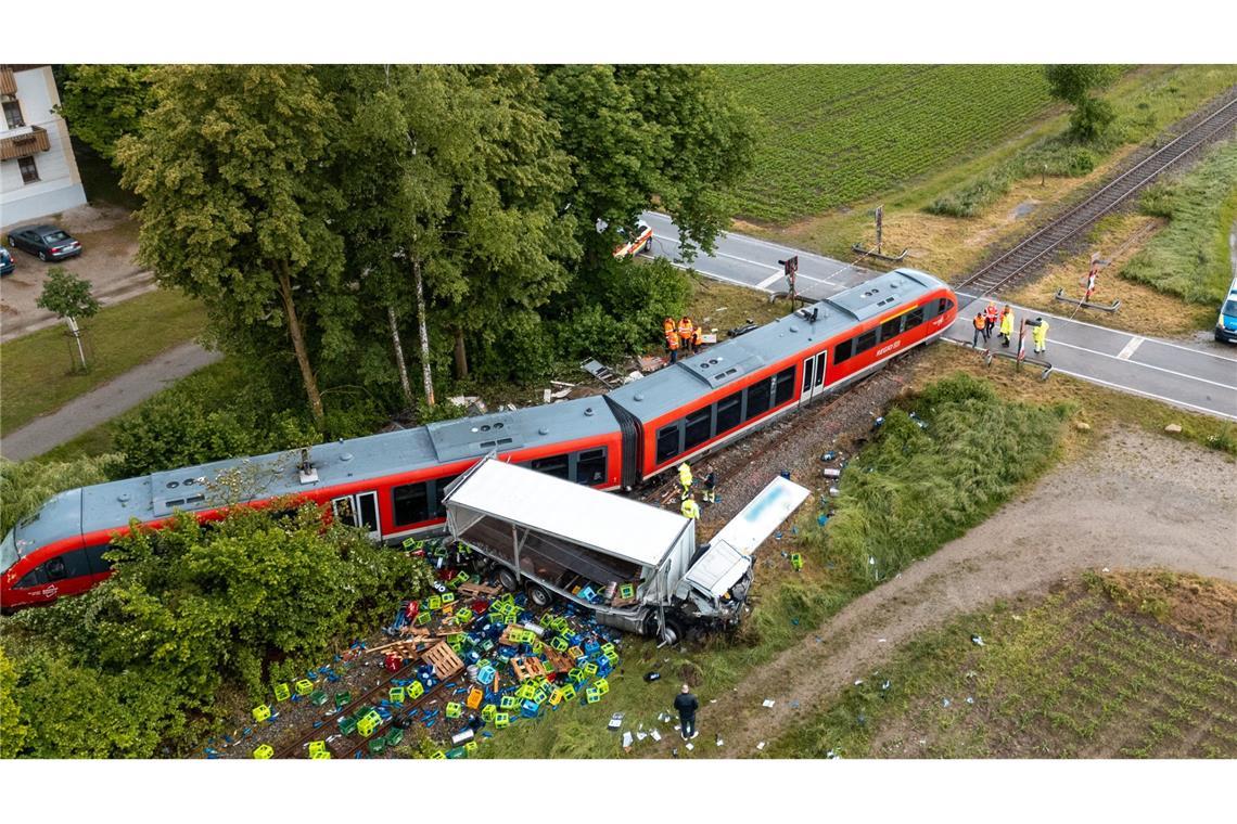 Zweieinhalb Millionen Euro Schaden nach Bahnunglück Bei einem Zusammenstoß von einem Zug und einem Lastwagen sind mehrere Menschen verletzt worden.