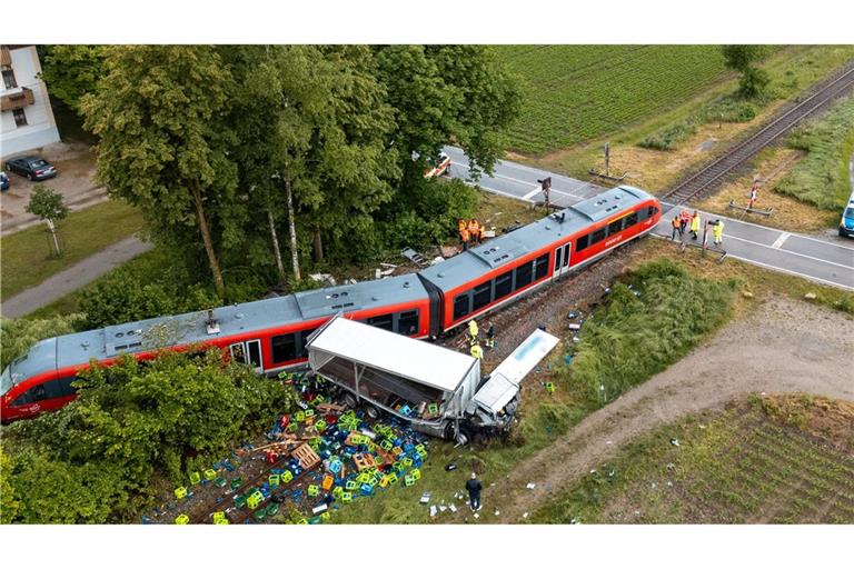 Bei einem Zusammenstoß von einem Zug und einem Lastwagen sind mehrere Menschen verletzt worden.