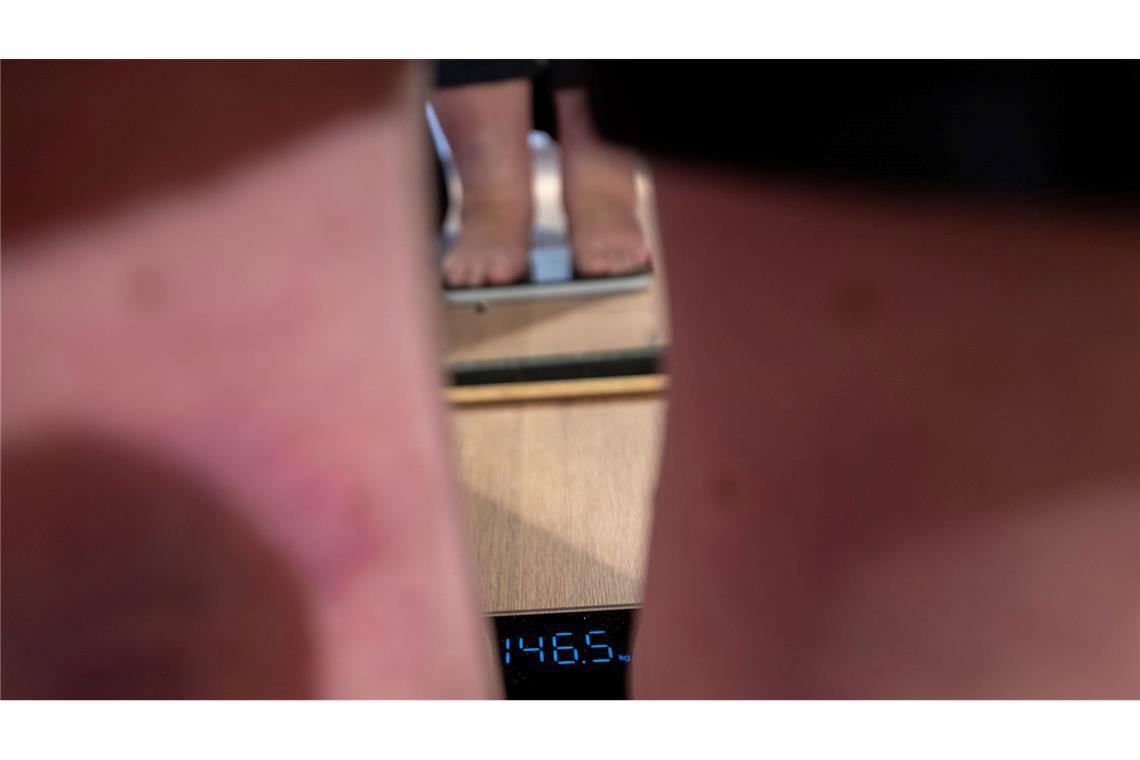 Menschen in der Türkei auf offener Straße auf Waage gebeten Bei einer Aktion des türkischen Gesundheitsministeriums werden Menschen an öffentlichen Plätzen gewogen. (Archivbild)