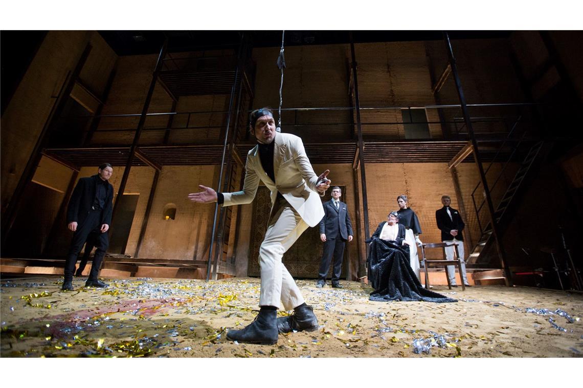 Bei einer Aufführung von "Richard III." an der Schaubühne Berlin rutscht dem Schauspieler Lars Eidinger ein Degen aus der Hand und verletzt eine Zuschauerin leicht. (Archivbild)