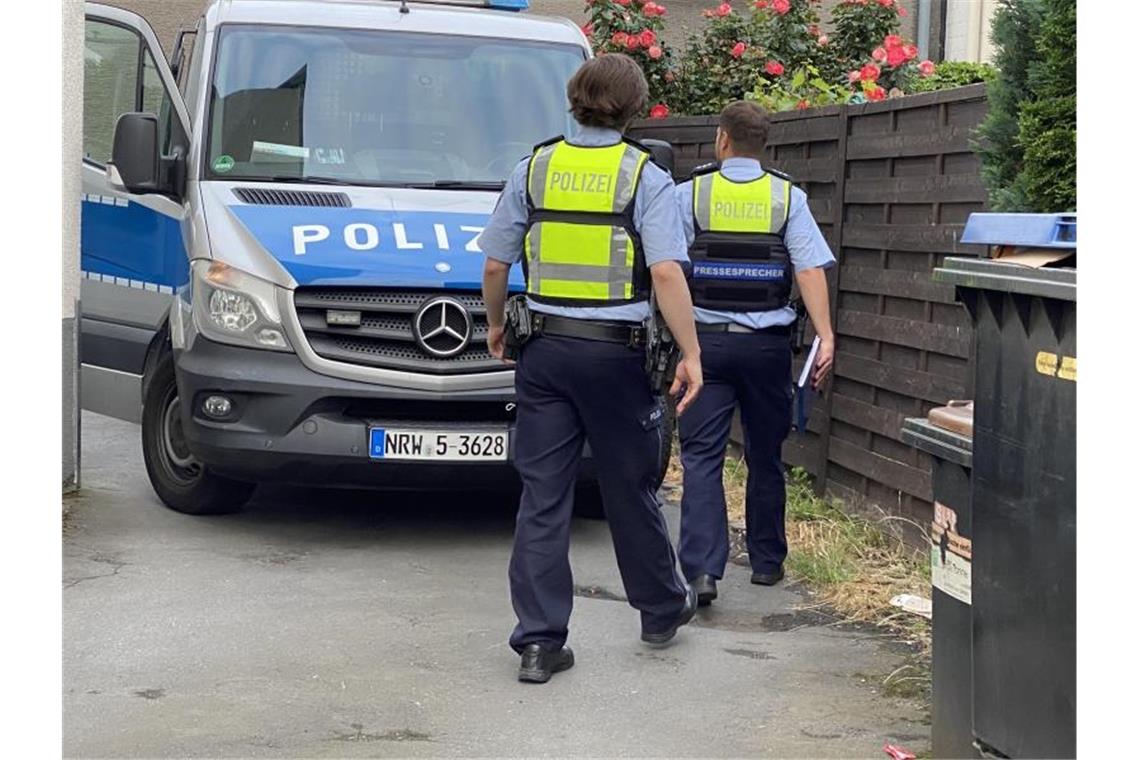 Bei einer Clan-Razzia im Ruhrgebiet haben Einsatzkräfte am frühen Donnerstagmorgen 21 Objekte in Dortmund und angrenzenden Städten durchsucht. Foto: Justin Brosch/dpa