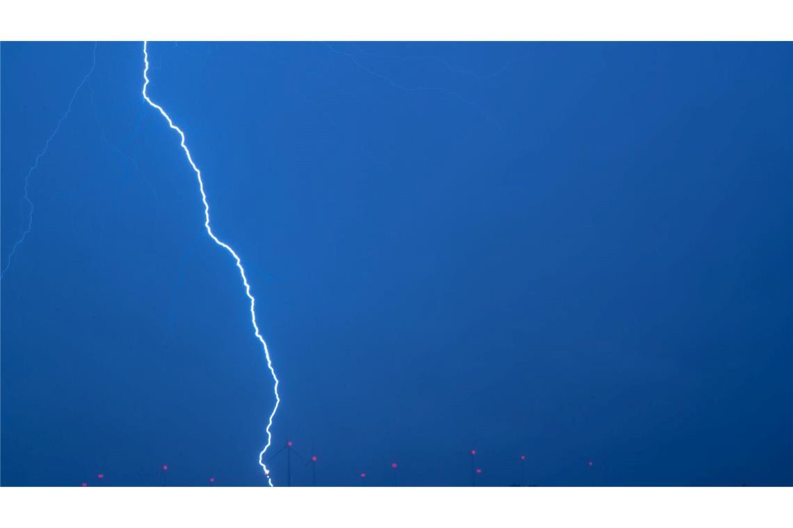Bei einer Demo für Ex-Präsident Jair Bolsonaro trifft ein Blitz zahlreiche Menschen in Brasília. (Archivbild)