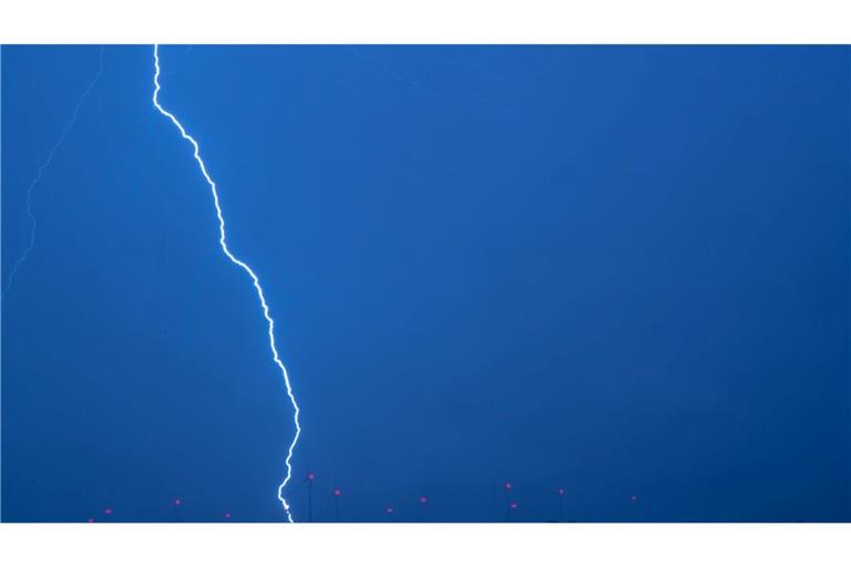 Bei einer Demo für Ex-Präsident Jair Bolsonaro trifft ein Blitz zahlreiche Menschen in Brasília. (Archivbild)