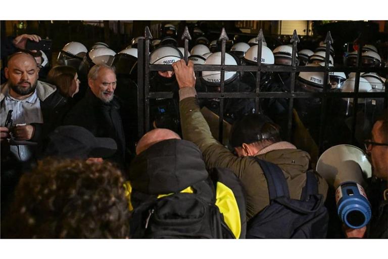 Bei einer Demonstration gegen das Vorgehen der Polizei vor dem Gelände des polnischen Verfassungsgerichts in Warschau ist es zu Zusammenstößen gekommen.