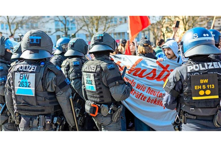 Bei einer Demonstration gegen eine rechte Kundgebung ist es zu Auseinandersetzungen mit der Polizei gekommen.