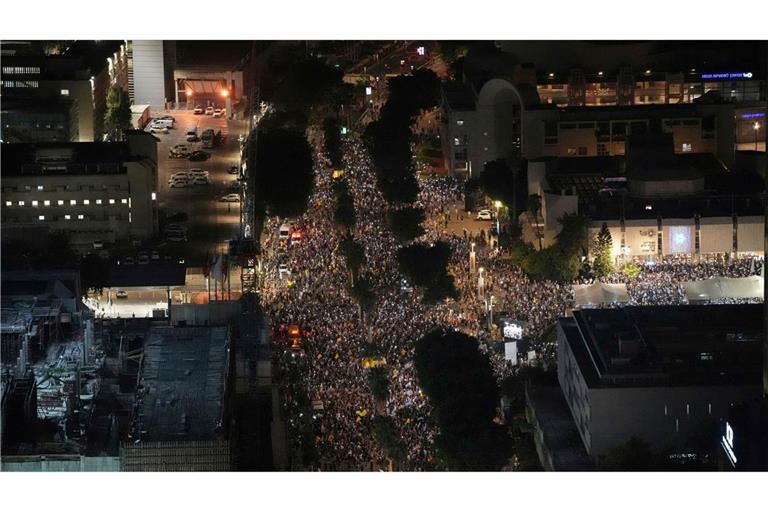 Bei einer Demonstration in Israel haben nach Angaben der Organisatoren Hunderttausende Menschen ein Ende des Gaza-Krieges und die Freilassung der Geiseln gefordert.