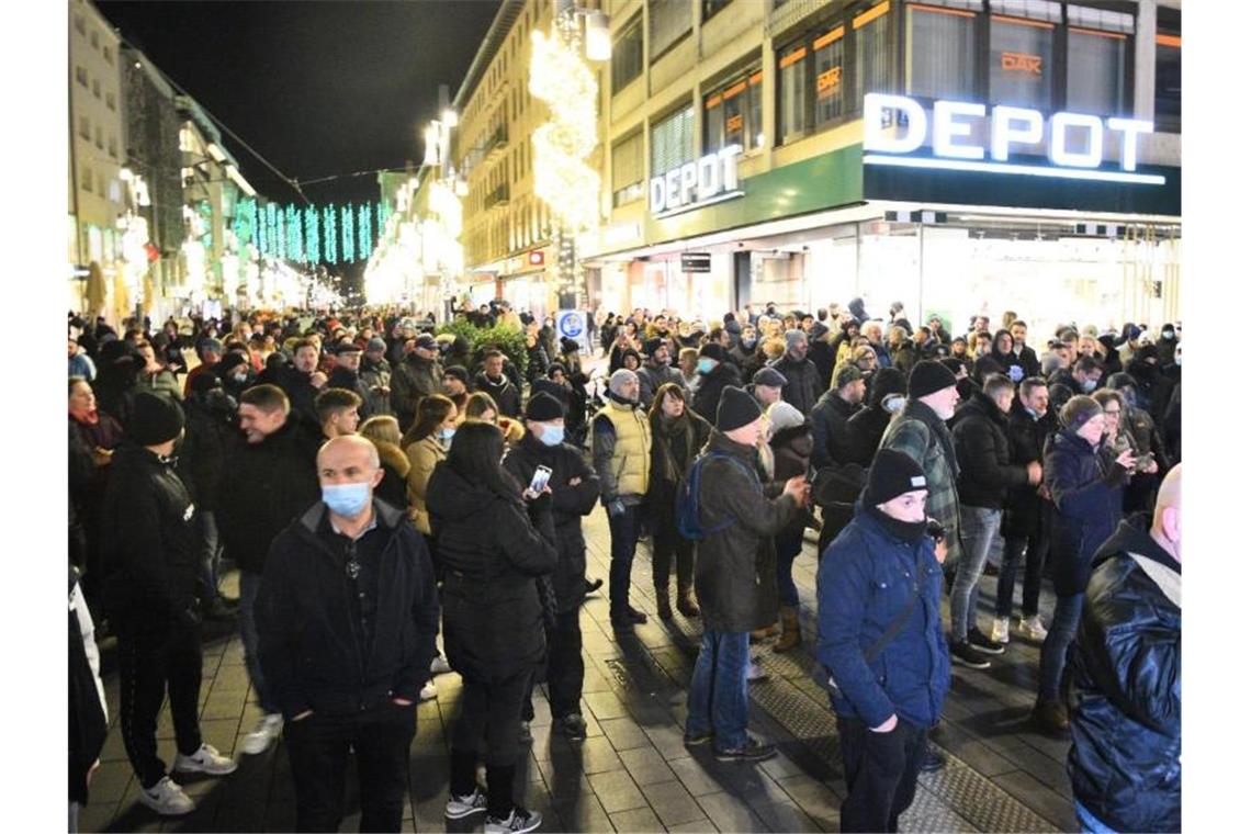 13 Polizisten bei Corona-Demo in Mannheim verletzt Bei einer Demonstration sind in Mannheim nach Polizeiangaben 13 Einsatzkräfte verletzt worden. Foto: René Priebe/PR-Video/dpa